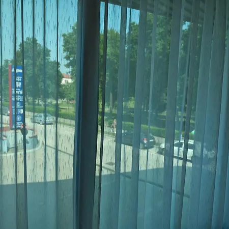 Motel Agron